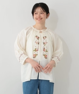 リボン付き刺繍ギャザーブラウス/MAISON SAJOU