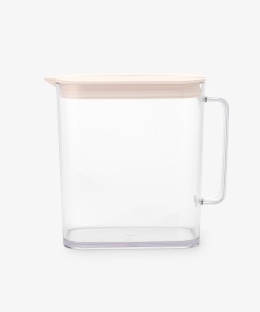 冷蔵庫の棚に収まる冷水筒 1.5L